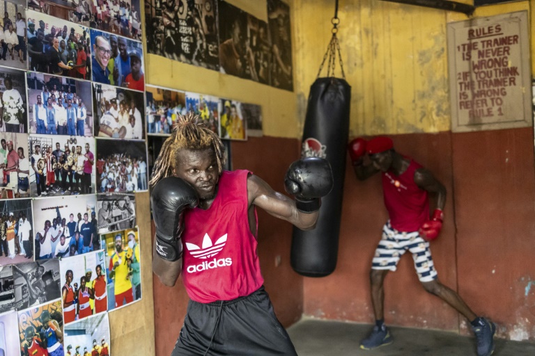 Des boxeurs s'entraînent à la salle Atton Quarshie Gym du quartier de Jamestown, le 11 décembre 2024 à Accra