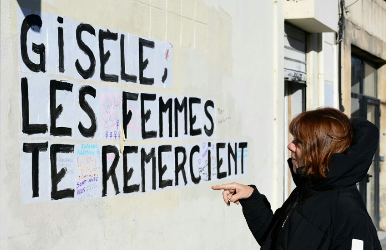 Gisèle Pelicot arrive avec ses avocats Antoine Camus et Stéphane Babonneau au tribunal judiciaire d'Avignon, le 4 décembre 2024