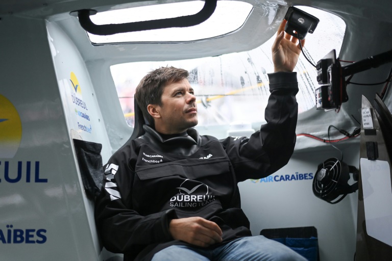 Le skipper Sébastien Simon à bord de son Imoca (Groupe Dubreuil) avant le départ du Vendée Globe, le 6 novembre 2024 aux Sables-d'Olonne