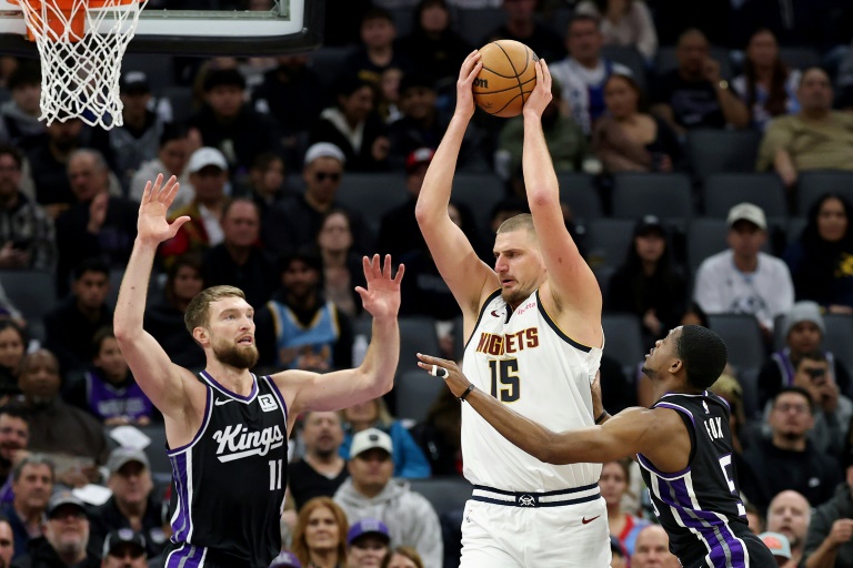 Nikola Jokic (centre) lors du match de NBA de Denver à Sacramento, le 16 décembre 2024