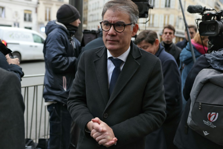 Le premier secrétaire du PS Olivier Faure arrive à l'Elysée pour une rencontre avec le président Emmanuel Macron, le 10 décembre 2024 à Paris