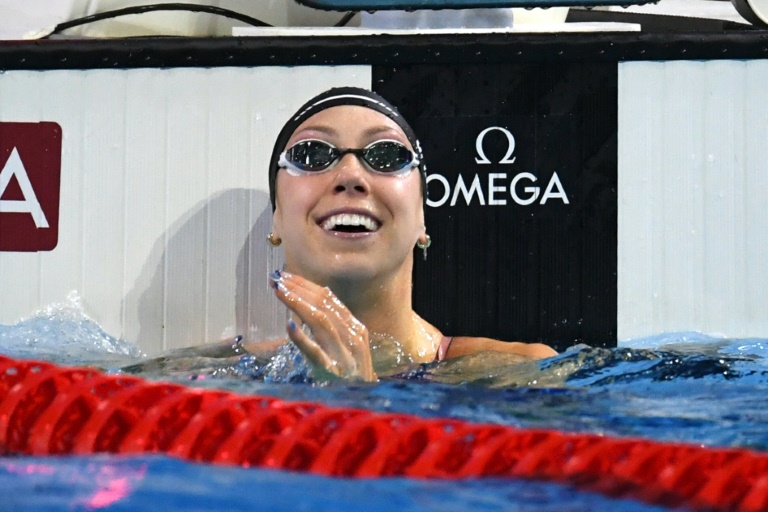 L'Américaine Gretchen Walsh célèbre sa victoire dans le 50 m nage libre des mondiaux en petit bassin de Budapest, le 15 décembre 2024