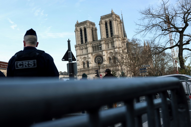 Des CRS aux abords de Notre-Dame de Paris, le 6 décembre 2024