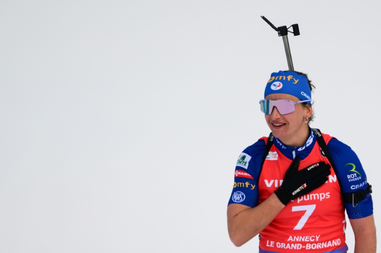 Julia Simon franchit en deuxième position la ligne d'arrivée de la poursuite 10 km du Grand Bornand, samedi 21 décembre 2024