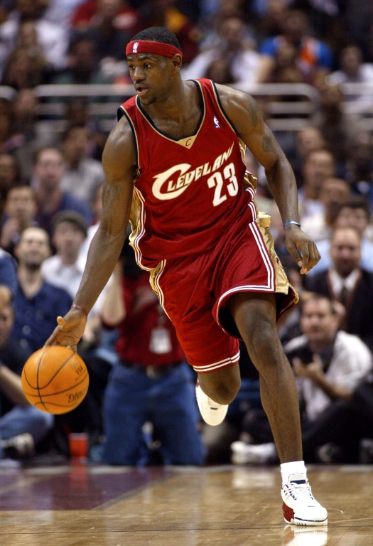 LeBron James sous le maillot des Cleveland Cavaliers lors d'un de ses premiers matches en NBA, face aux Denver Nuggets, à Cleveland, le 5 novembre 2003