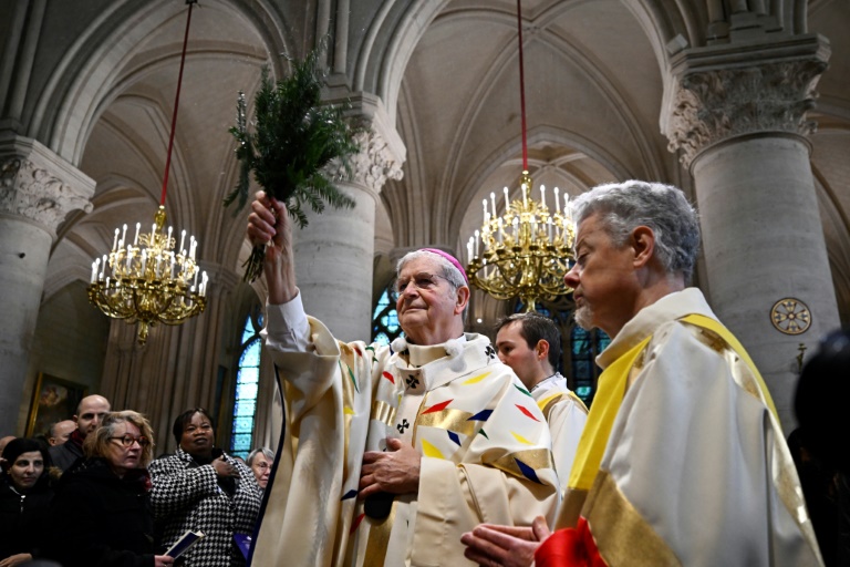 L'archevêque de Paris Laurent Ulrich bénit les fidèles réunis à Notre-Dame de Paris pour la première messe depuis l'incendie d'avril 2019, le 8 décembre 2024