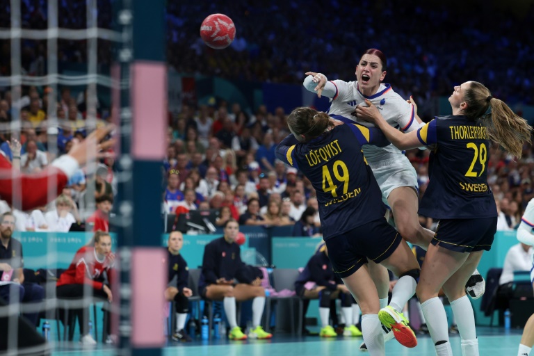 L'arrière française Tamara Horacek prend un tir en demi-finale des Jeux olympiques face à la Suède, à Villeneuve d'Ascq, le 8 août 2024