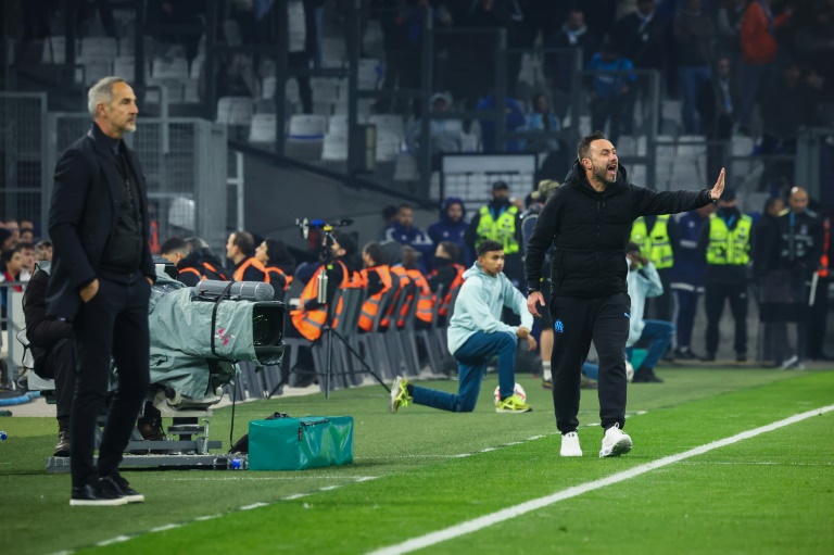 Les entraîneurs monégasque Adi Hütter (g) et marseillais Roberto De Zerbi lors de la victoire de l'OM face à Monaco (2-1), le 1er décembre 2024 au Stade Vélodrome