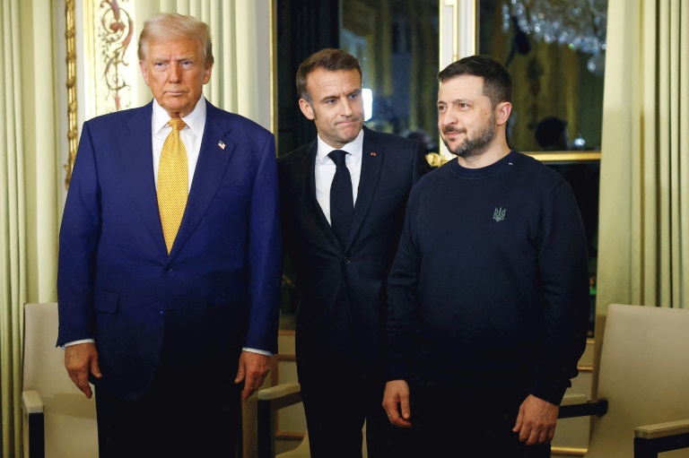 Donald Trump, Emmanuel Macron et Volodymyr Zelensky après une réunion à l'Elysée en marge de l'inauguration de Notre-Dame de Paris, le 7 décembre 2024