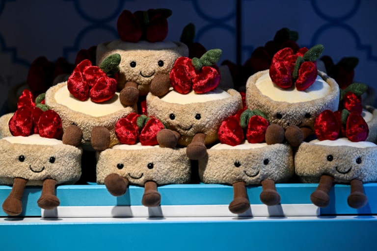 Des peluches Jellycat en forme de pâtisserie aux Galeries Lafayette Haussmann, le 29 novembre 2024 à Paris