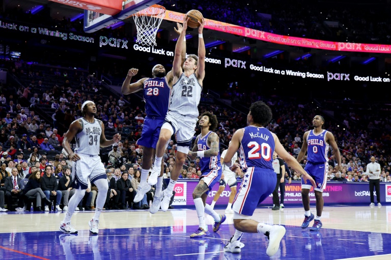 L'ailier d'Orlando Franz Wagner à la lutte avec Guerschon Yabusele lors de la rencontre de NBA face aux Sixers, à Philadelphie, le 4 novembre 2024