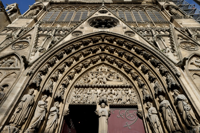 Le Portail du Cloitre sur la façade nord de la cathédrale Notre-Dame de Paris avant la cérémonie pour sa réouverture officielle, le 7 décembre 2024 à Paris