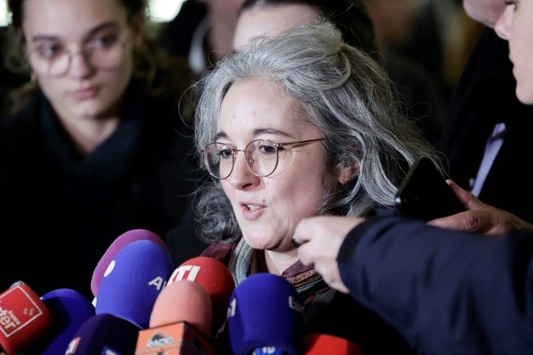 Gaëlle Paty, la soeur de Samuel Paty, parle aux médias à la cour d'assises spéciale de Paris, le 20 décembre 2024, après l'annonce du verdict dans le procès des huit personnes accusées d'avoir décapité le professeur en 2020