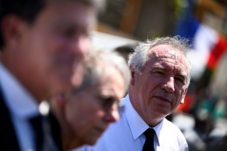 François Bayrou assiste à une cérémonie d'hommage au capitaine de gendarmerie Florian Monnier, décédé après le cyclone, à Mamoudzou, à Mayotte, le 30 décembre 2024