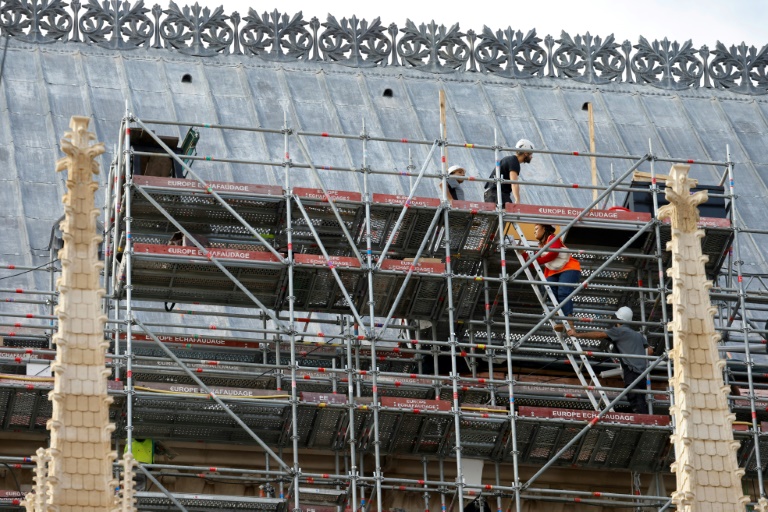 Des artisans achèvent la rénovation de différentes parties de la cathédrale Notre-Dame de Paris, le 21 octobre 2024