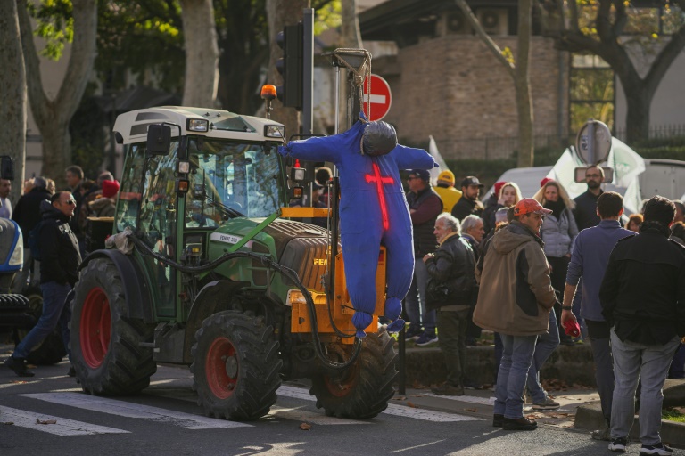 Un mannequin pendu au-dessus d'un tracteur évoquant les suicides d'agriculteurs lors d'une manifestation à Carcassonne, dans le sud de la France, le 30 novembre 2024