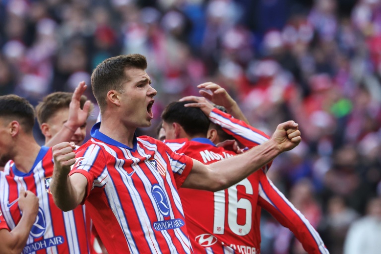 Le joueur de l'Atletico Madrid Alexander Sorloth  après avoir marqué un but lors du match de la 17e journée du championnat d'Espagne de football contre Getafe CF au stade Metropolitano de Madrid le 15 décembre 2024.