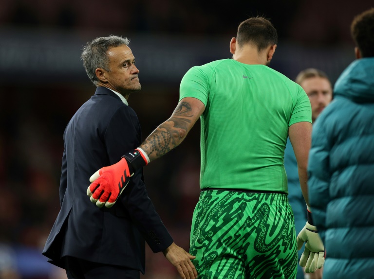 L'entraîneur du PSG Luis Enrique et le gardien Gianluigi Donnarumma à la fin d'un match de Ligue des champions contre Arsenal, le 1er octobre 2024 à Londres