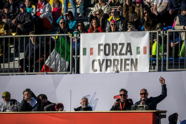 Une affiche dans l'aire d'arrivée de la descente de Bormio en soutien à Cyprien Sarrazin, victime d'une chute à l'entraînement vendredi, le 28 décembre 2024