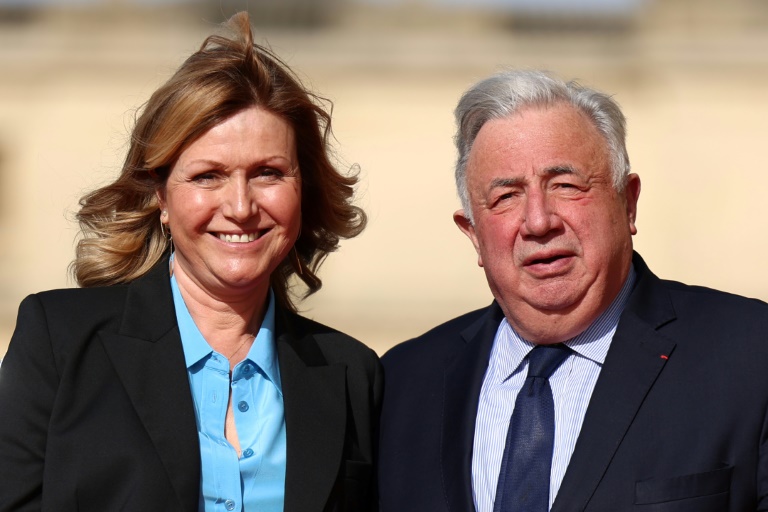 La présidente de l'Assemblée nationale Yaël Braun-Pivet (L) et le président du Sénat Gérard posent le jour de la réunion du Parlement en Congrès pour inscrire l'IVG dans la Constitution, Versailles, le 4 mars 2024