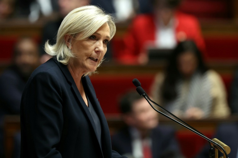 La chef de file du RN à l'Assemblée nationale Marine Le Pen avant le vote sur la motion de censure du gouvernement de l'ex-Premier ministre Michel Barnier, à Paris le 4 décembre 2024