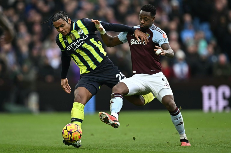 Le défenseur suisse de Manchester City Manuel Akanji (g.) et l'attaquant colombien d'Aston Villa Jhon Duran (d.) lors du match de Premier League entre Aston Villa et Manchester City, à Birmingham, le 21 décembre 2024