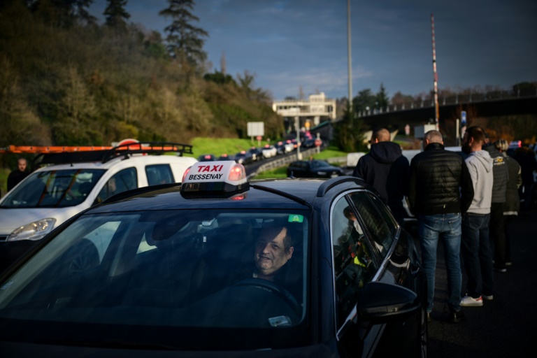 Manifestation de chauffeurs de taxi à Lyon contre la convention en cours de négociation avec l'Assurance maladie pour le transport de malades assis, le 2 décembre 2024