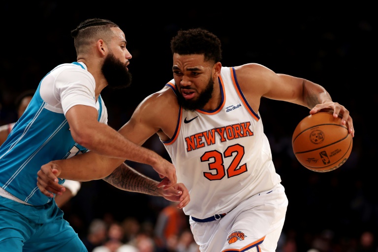 Karl-Anthony Towns (#32), des New York Knicks, face à Cody Martin, des Charlotte Hornets, lors d'un match de saison régulière de NBA, le 5 décembre 2024 au Madison Square Garden