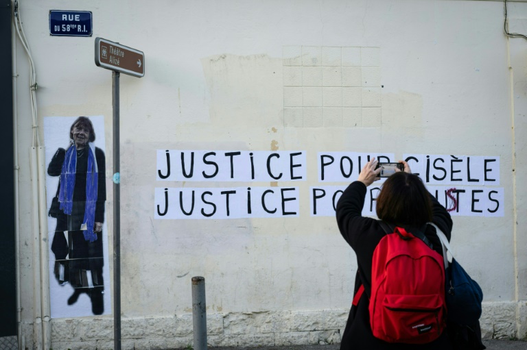 Un collage mural à l'image de Gisèle Pelicot près du palais de justice d'Avignon, où se déroule le procès des viols de Mazan, le 18 décembre 2024