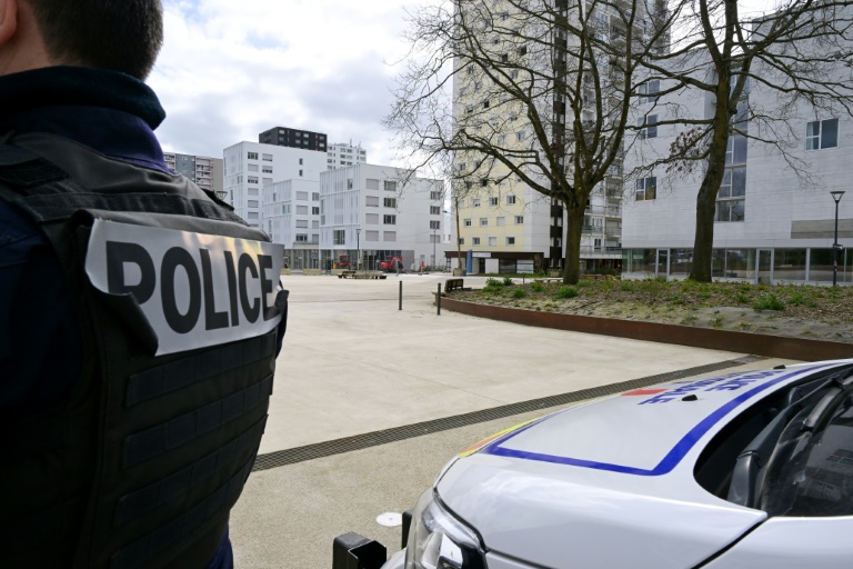 Un policier participe à une opération de sécurité dans le quartier du Blosne, au sud de Rennes, le 19 mars 2024 en Ille-et-Vilaine