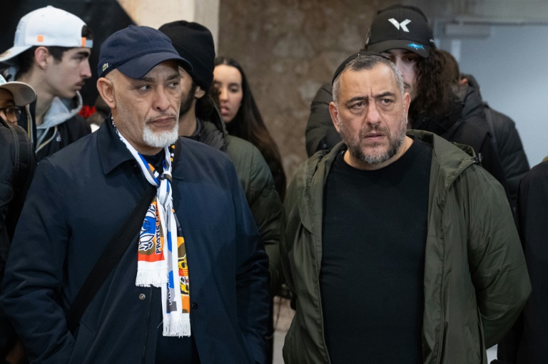 Rachid Zeroual (g), leader du principal groupe de supporters de l'Olympique de Marseille, et le rabbin Haï Bendao, lors de la visite du camp des Milles, le 23 décembre 20244 près d'Aix-en-Provence