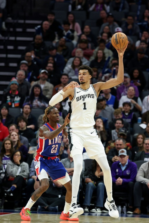 Le géant français des San Antonio Spurs Victor Wembanyama (#1) et Keon Ellis (#23), des Kings, lors d'un match de saison régulière de NBA, le 1er décembre 2024 à Sacramento