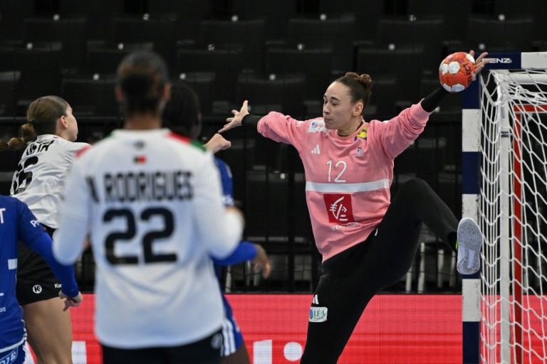 Floriane André stoppe un pénalty de Patricia Rodrigues lors de la victoire de la France face au Portugal lors du tour préliminaire de l'Euro féminin de hand le 2 décembre 2024 à Bâle