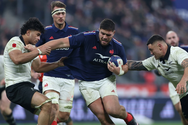 Emmanuel Meafou au milieu de la défense néo-zélandaise avec les Bleus, le 16 novembre 2024 au Stade de France