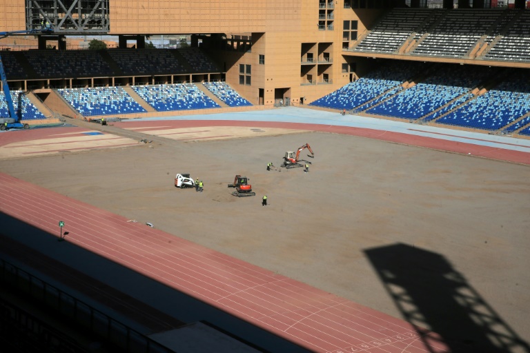 Des ouvriers travaillent au stade de Marrakech, en prévision de la Coupe d'Afrique des Nations 2025 et dans le cadre d'un plan de modernisation des stades pour la Coupe du monde de la Fifa 2030, le 5 décembre 2024 au Maroc