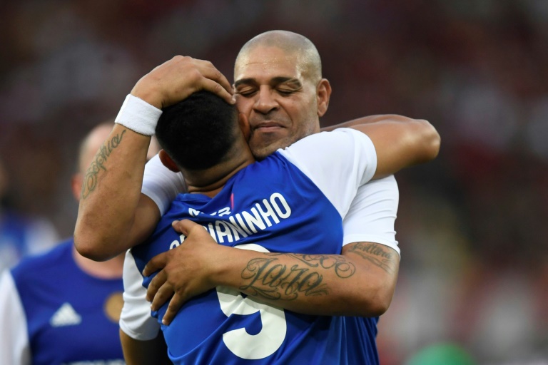 Adriano dans les bras de son fils Adrianinho, lors de son jubilé, le 15 décembre 2024 au stade Maracana de Rio de Janeiro