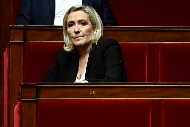 La présidente du groupe des députés du Rassemblement national Marine Le Pen lors de la séance des questions au gouvernement à l'Assemblée nationale à Paris, le 3 décembre 2024