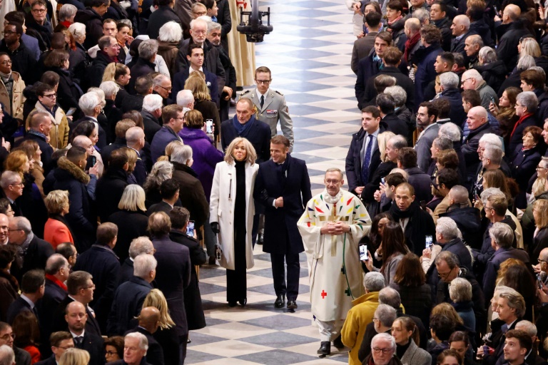 Le président Emmanuel Macron et son épouse Brigitte, à Notre-Dame de Paris le 8 décembre 2024, à l'occasion de la première messe célébrée depuis l'incendie d'avril 2019