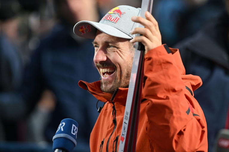 Le skieur néerlandais Marcel Hirscher lors d'une interview après le slalom géant masculin de la Coupe du monde de ski alpin à Sölden, en Autriche, le 27 octobre 2024