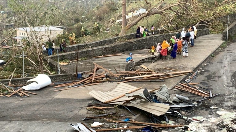 Des habitants au milieu de débris de tôles et de bois après le passage du cyclone Chido à Mayotte, le 15 décembre 2024