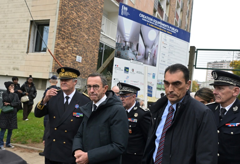 Le ministre de l'Intérieur Bruno Retailleau (c), lors d'une visite axée sur le trafic de stupéfiants à Rennes, le 1er novembre 2024 en Ille-et-Vilaine