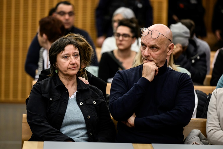 Les parents de Victorine Dartois à l'ouverture du procès de Ludovic Bertin pour meurtre et tentative de viol de le jeune femme en septembre 2020, le 25 novembre 2024 au palais de justice de Grenoble