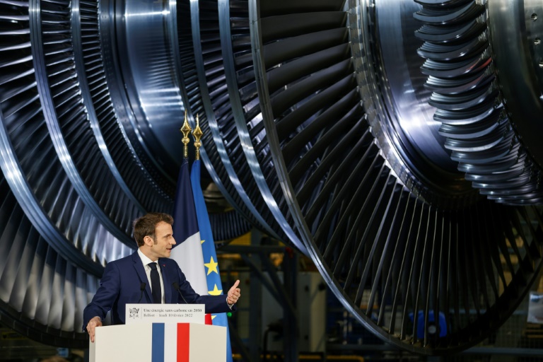 Emmanuel Macron devant une turbine nucléaire Arabelle dans les ateliers GE à Belfort, repris depuis par EDF, le jour de l'annonce de la relance du nucléaire civil en France, le 10 février 2022 (ARCHIVE)