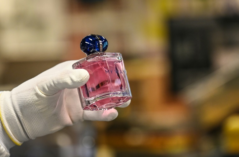 Un employé inspecte une bouteille de parfum à l'usine L'Oréal de Gauchy près de Saint Quentin, le 11 décembre 2020