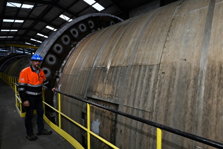 Un technicien à côté d'un cylindre de déshydratation de pulpe de betterave sur le site de la sucrerie du groupe Cristal-Union à Villers-Faucon, dans la Somme, le 4 novembre 2024