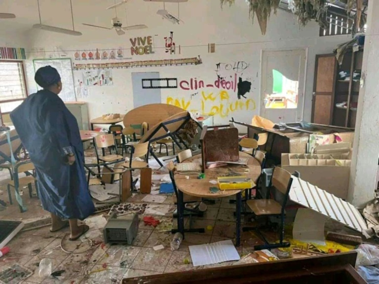 Une salle de classe d'école primaire détruite à Mamoudzou après le passage du cyclone Chido à Mayotte, le 14 décembre 2024