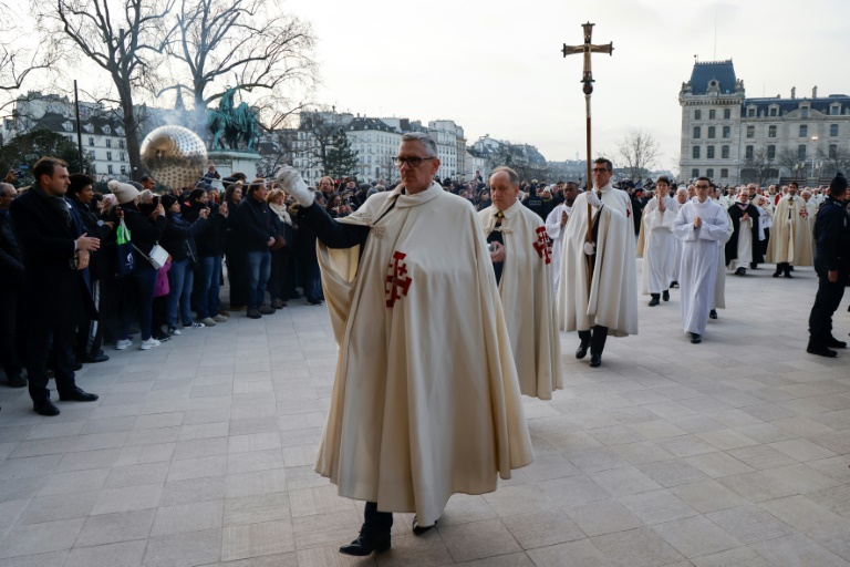 Des chevaliers de l'Ordre du Saint-Sépulcre assistent à une procession à la cathédrale Notre-Dame de Paris pour le retour de la couronne d'épines, le 13 décembre 2024