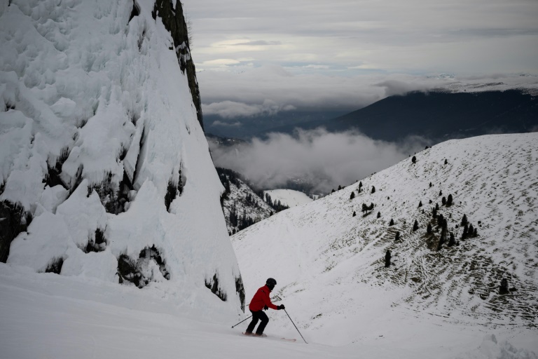 Un skieur dévale une pente au milieu des Dolomites, près de Bolzano, dans le nord de l'Italie, le 19 décembre 2024