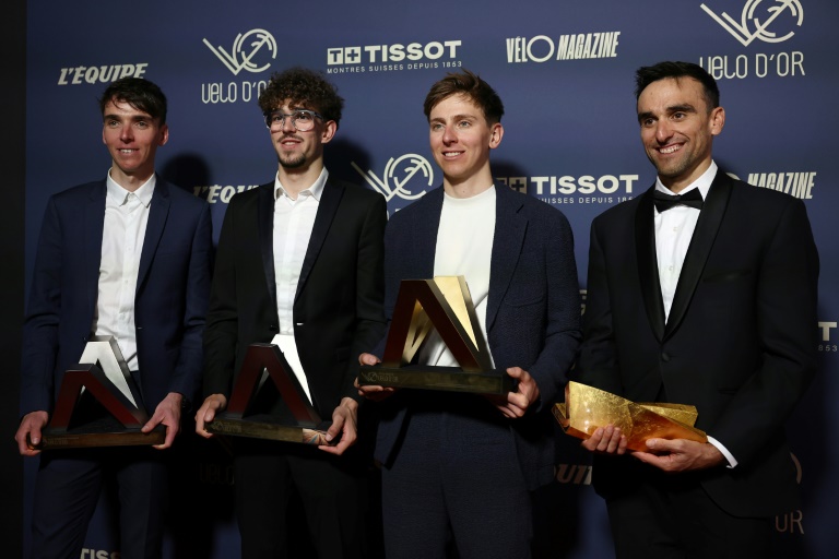 Les coureurs (de g. à d.) Romain Bardet, Alexandre Léauté, Tadej Pogacar et Luis Angel Mate distingués aux trophées du Vélo d'Or à Paris, le 6 décembre 2024