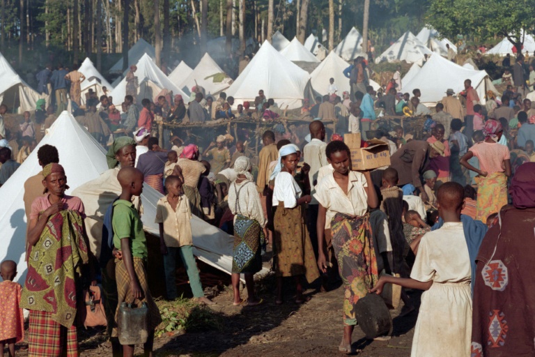 Des Tutsis déplacés dans un camp de réfugiés de Kabgayi, au sud de Kigali, au Rwanda, le 28 mai 1994